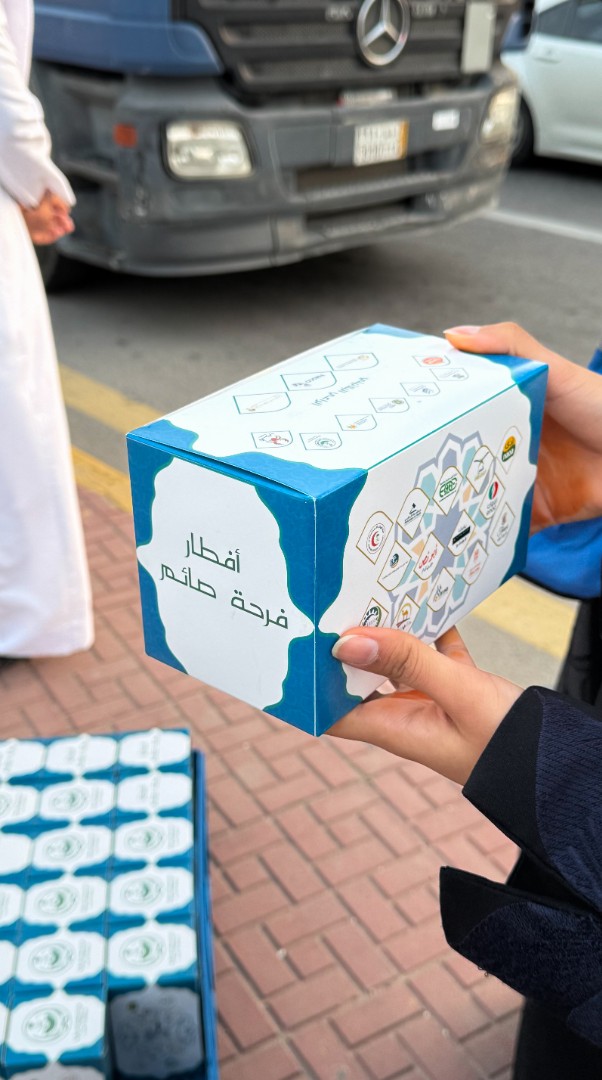 أديب يوزع 1,000 وجبة إفطار في ميادين الأحساء، صورة 3