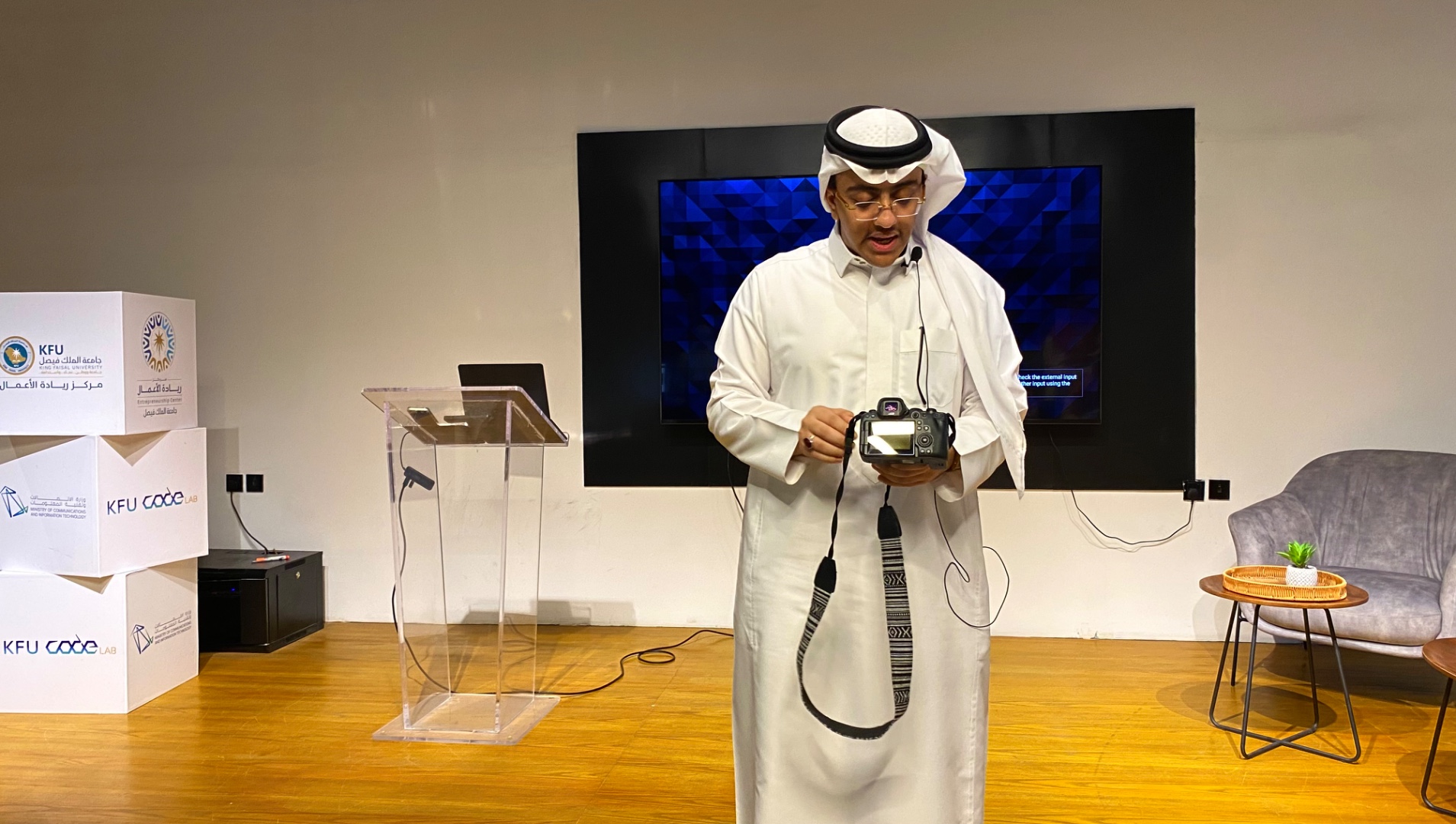 عدسةُ الإبداع تُبصرُ المعنى: ورشةُ «احتراف الفوتوغراف»، صورة 1